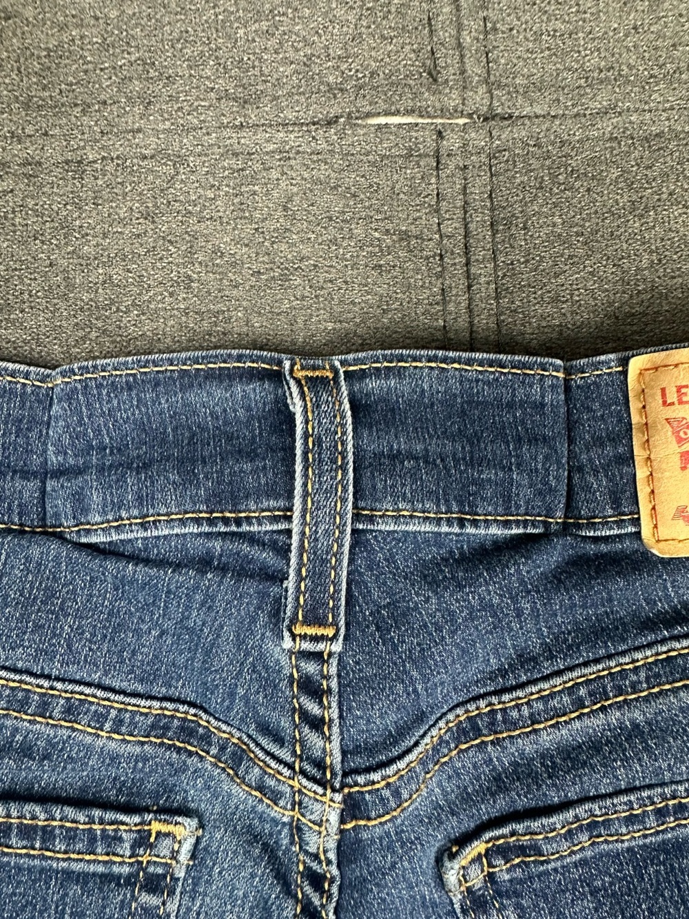 Levi’s Medium Wash Stretch Cuffed Denim Shorts Women’s 26 Mid Rise - Picture 13 of 15